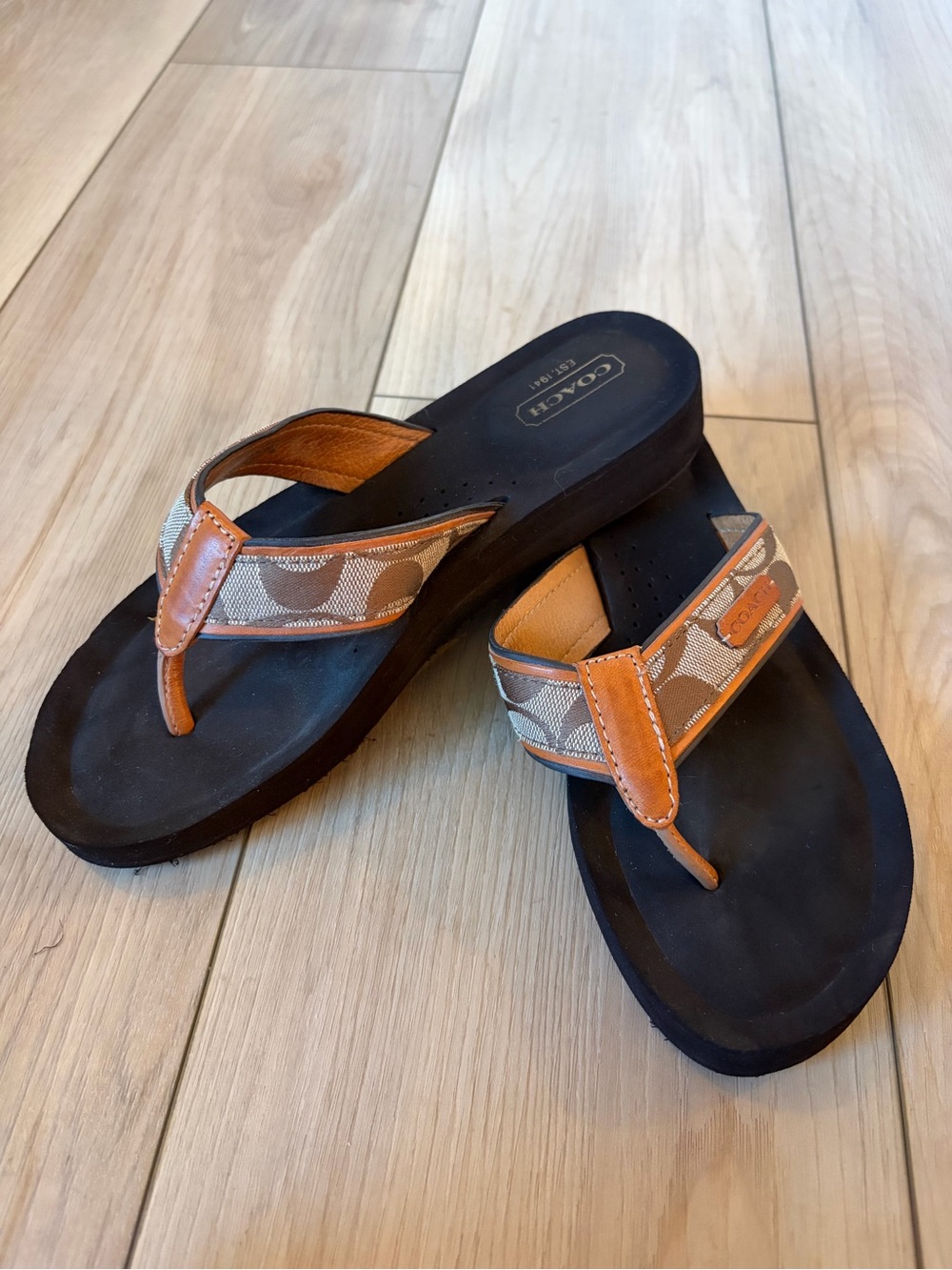 Coach Juanita Signature C Thong Sandals – Size 6.5